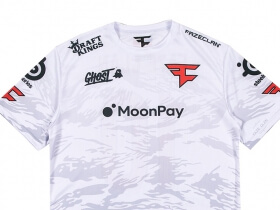 FaZe Clan White Alternate Jersey © FaZe Clan shop